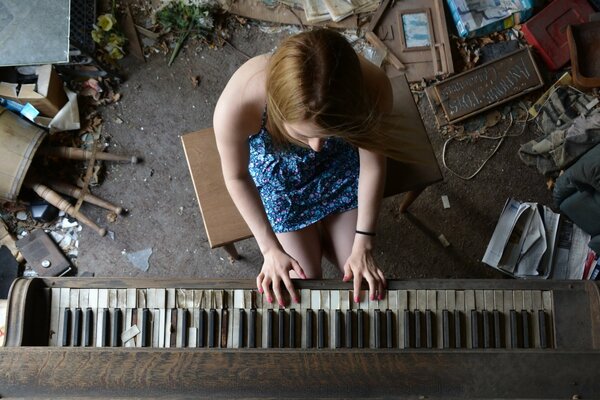 Ragazza che suona il pianoforte