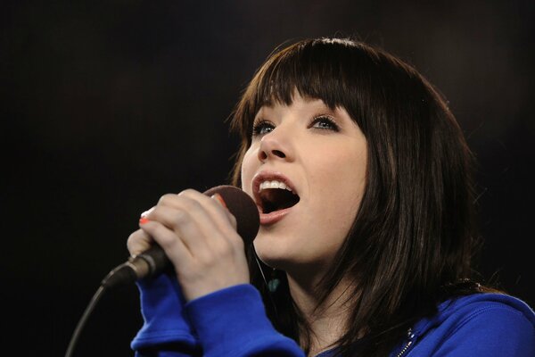 La fille chante. Carly Rae Jepsen