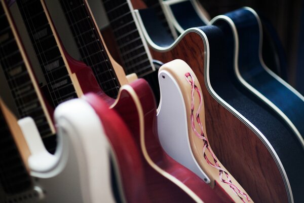 Beaucoup de guitares de différentes couleurs