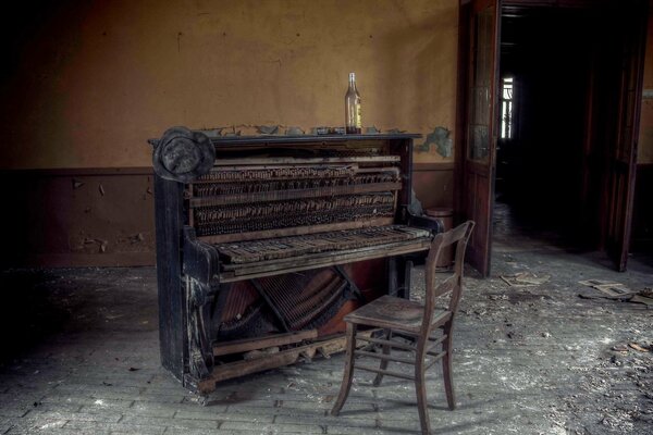 Botella de piano y silla vieja