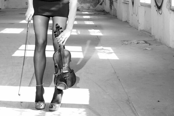 Chica con violín en blanco y negro