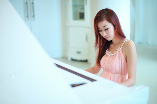 Hermosa mujer tocando un clásico en el piano