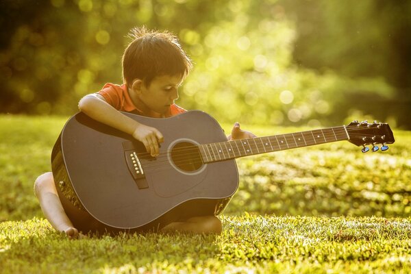 Ein Junge spielt Gitarre