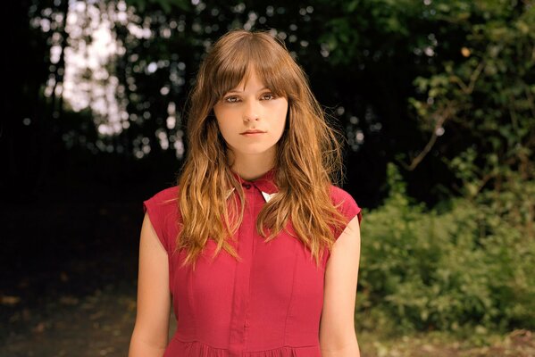 Gabrielle aplin im roten Kleid