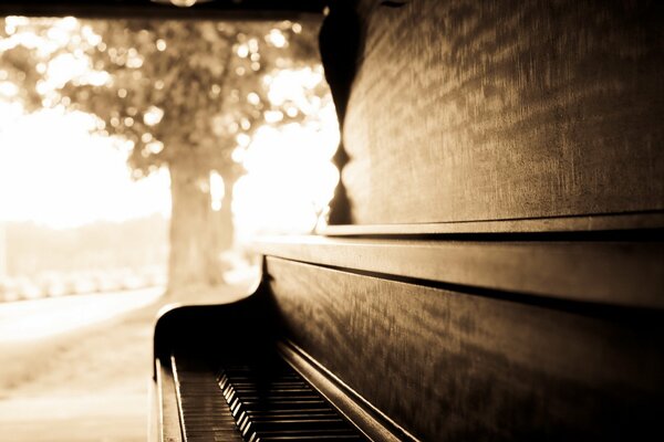 Klavier auf verschwommenem Hintergrund. Sepia