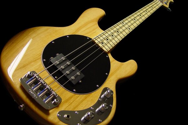 Guitare basse avec jaune et noir