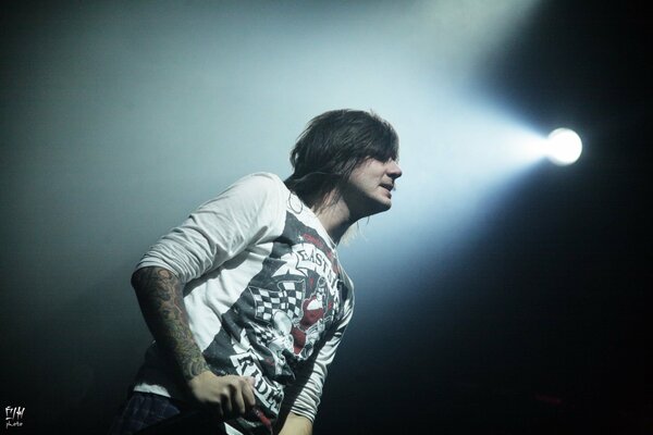 Foto del artista en el escenario. Cantante a la luz del sofito