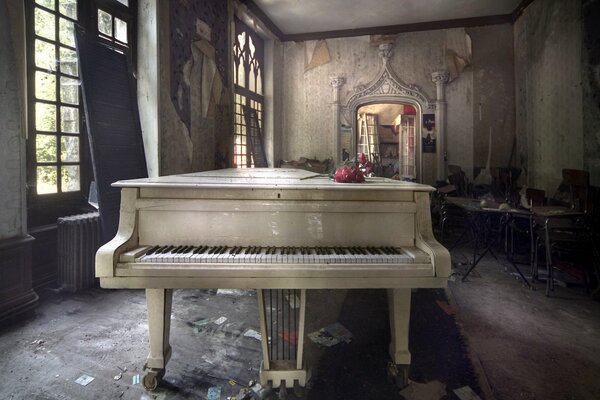 Piano à queue sur le fond d un bâtiment abandonné. photo atmosphérique