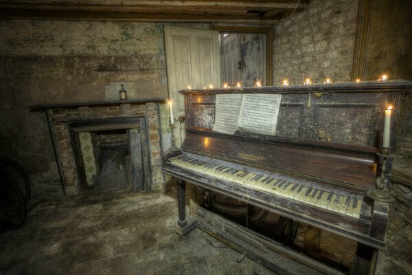 Piano antique dans le manoir