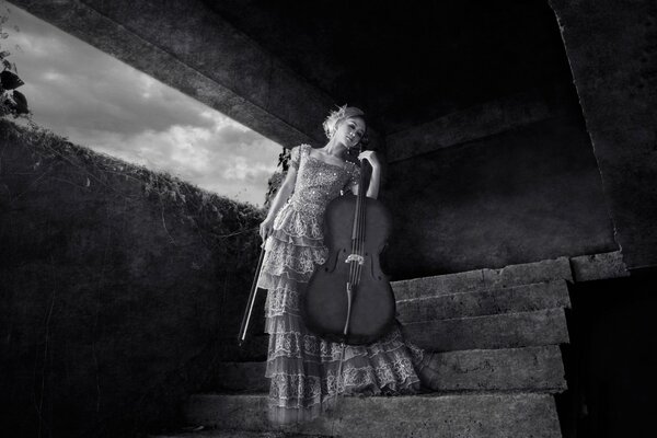 Foto in scena con violoncello. Ragazza modello