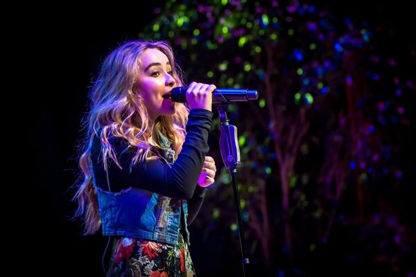 La chanteuse Sabrina Carpenter conquiert la scène avec son chant