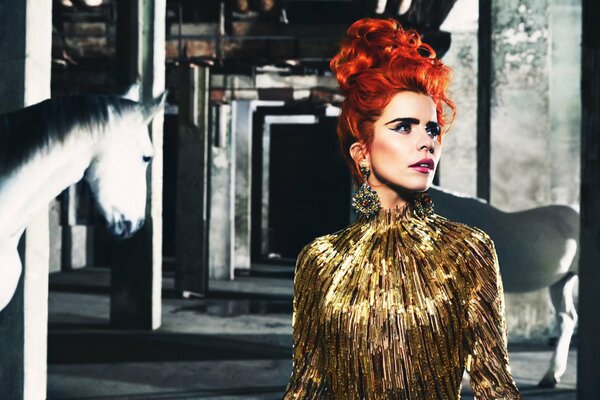 Paloma Faith sur fond de chevaux