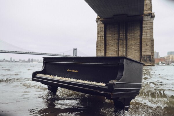 Sfondo del desktop del pianoforte nel fiume