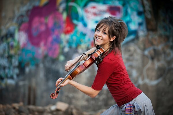 Ragazza sorridente che suona il violino