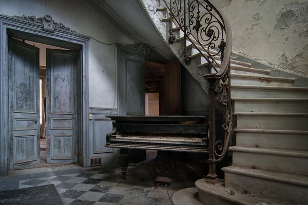 Старинная винтовая лестница и пианино