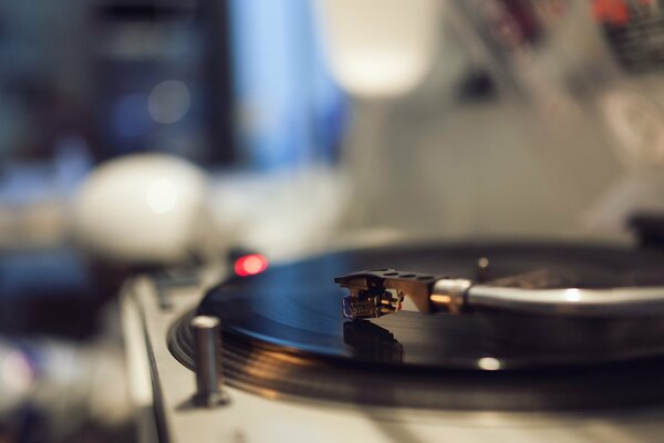 Disque vinyle jouant de la musique ancienne