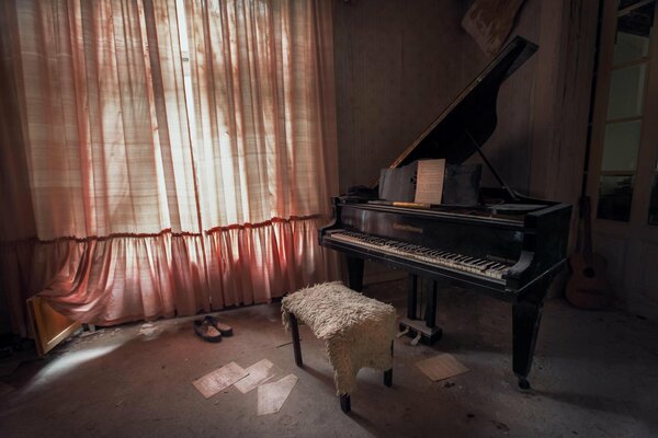 Habitación antigua con un hermoso piano de cola