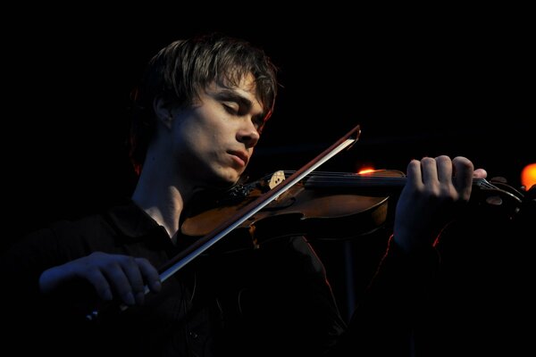 Alexander Rybak plays the violin