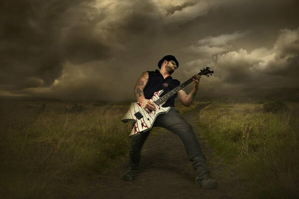 Muzyk rockowy z gitara na tle burzowych chmur
