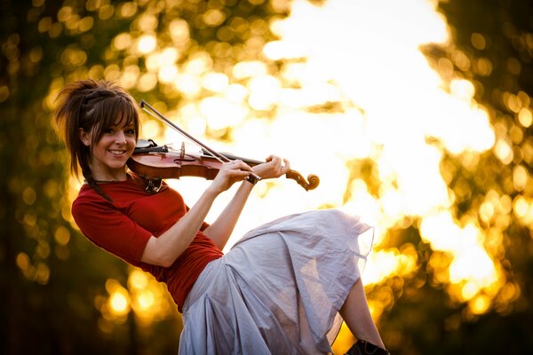 Lydnsey Stirling toca el violín en otoño