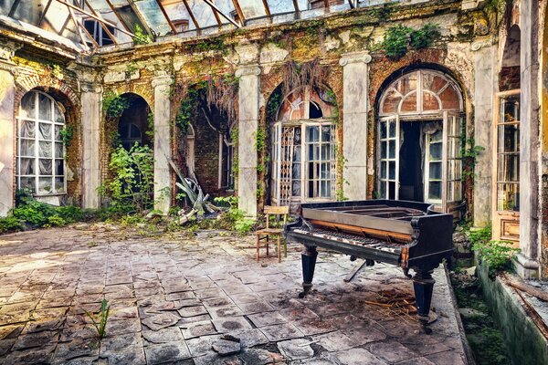 Vieux piano dans un bâtiment abandonné