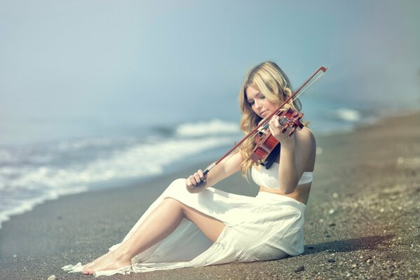 Die Geigerin keri ruth garcia spielt am meer