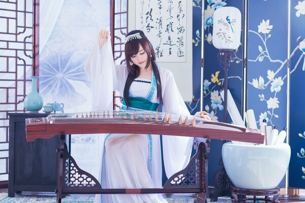 Oriental chica con un instrumento musical