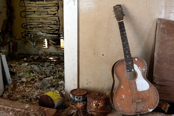 Alte Gitarre in einem verlassenen Haus