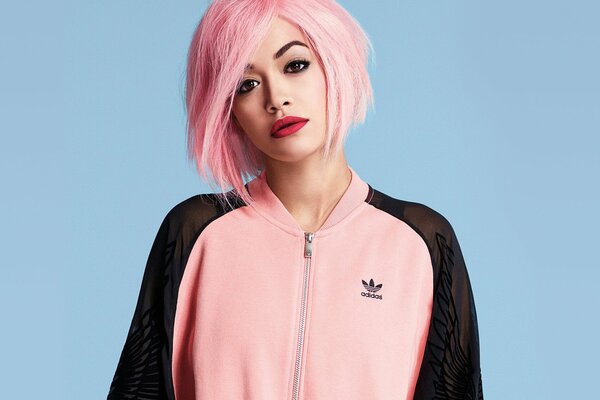 Rita Ora con el pelo rosa en traje adidas