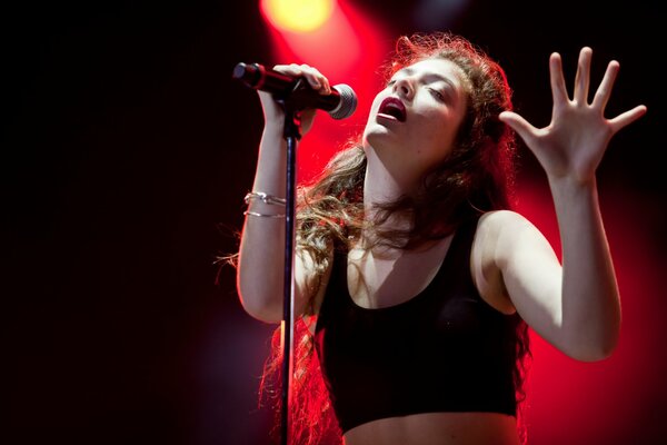 Artista de indie pop en el escenario en la luz roja