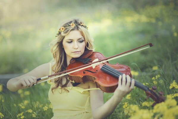 La violinista Keri Ruth Garcia suona nel bosco