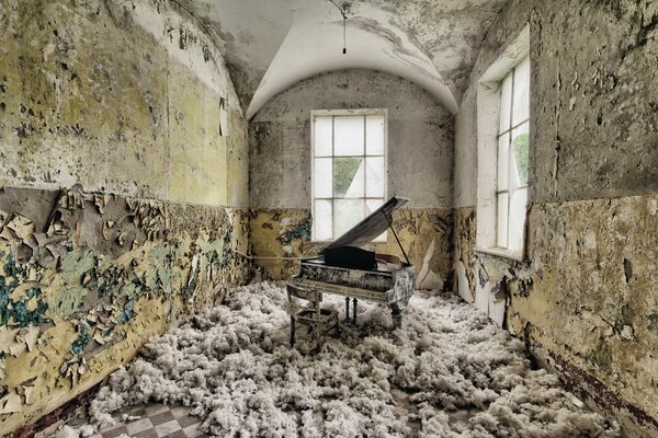 En la habitación hay un piano de cola y se escucha música