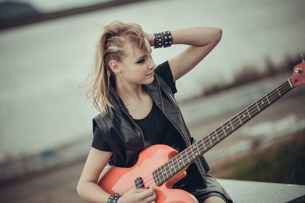 Hermosa chica Rocker con guitarra