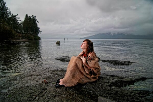 La fille sur le rivage a l air très romantique