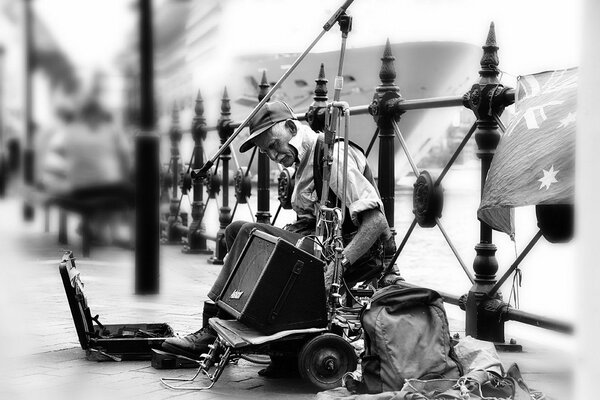 Músico callejero en la ciudad