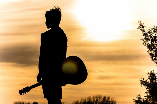 Silhouette sombre d un homme avec une guitare