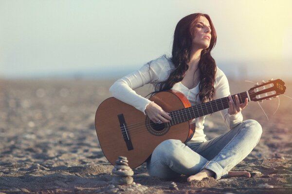 Chica con guitarra en el fondo del sol