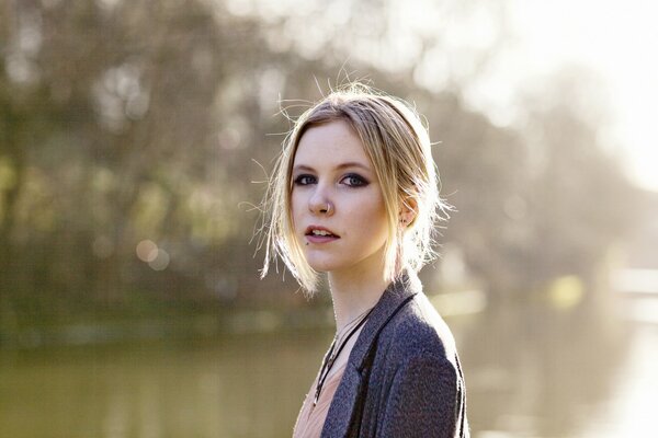 Portrait d une chanteuse sur fond de nature