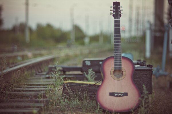 Gitarre auf Eisenbahnhintergrund