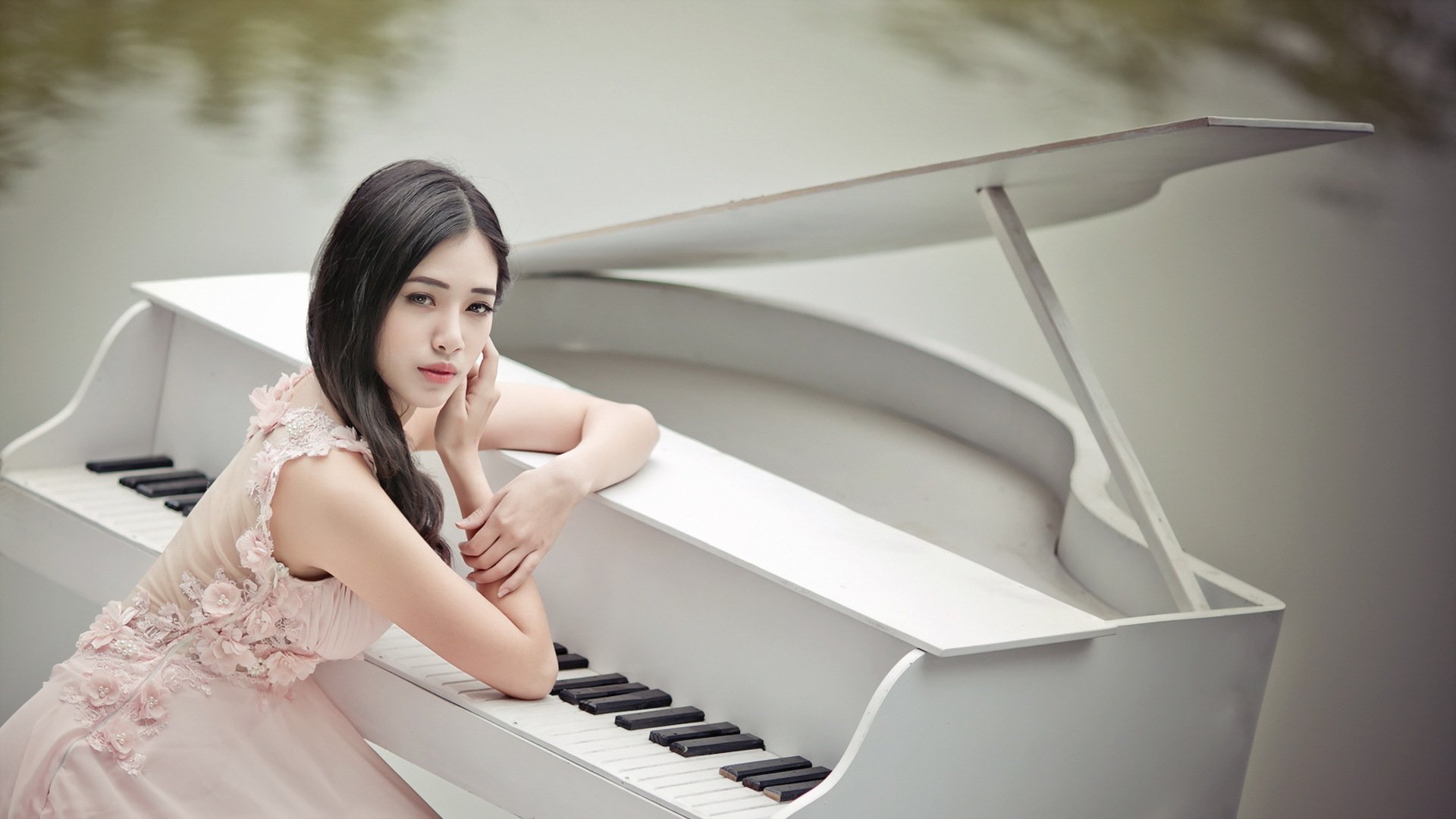 ragazza asiatica musica pianoforte