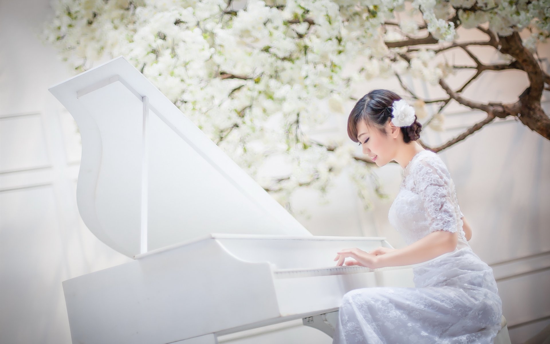 ragazza asiatica pianoforte musica