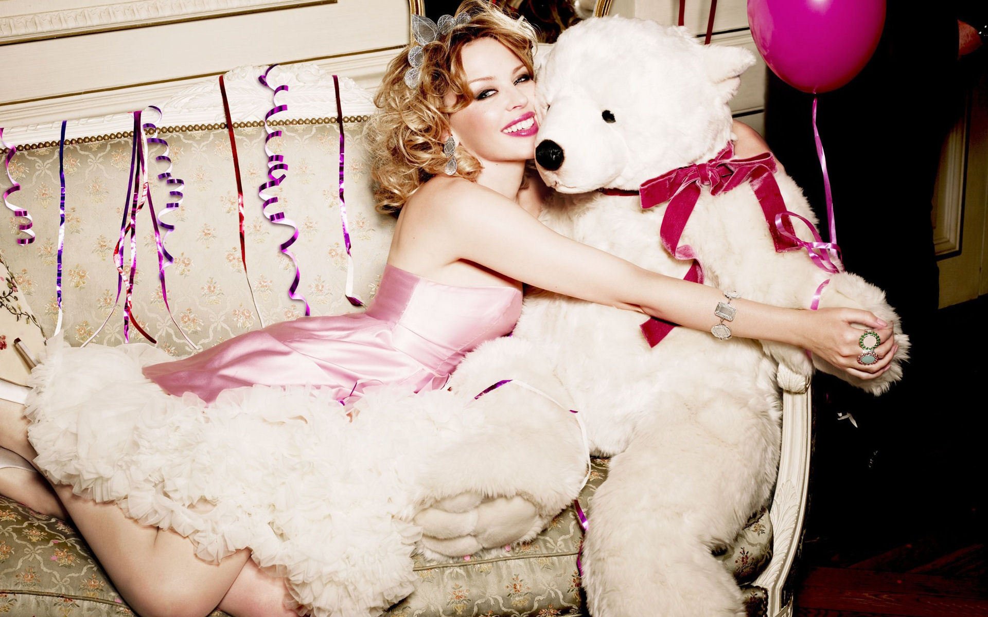 kylie minogue cantante divano giocattolo orso caramelle palloncino