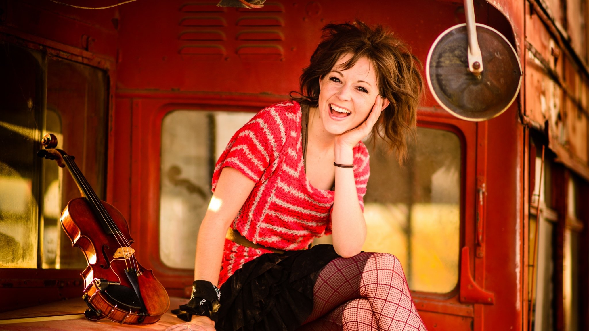 lindsey stirling musica lindsay stirling violino rosso sorriso autobus