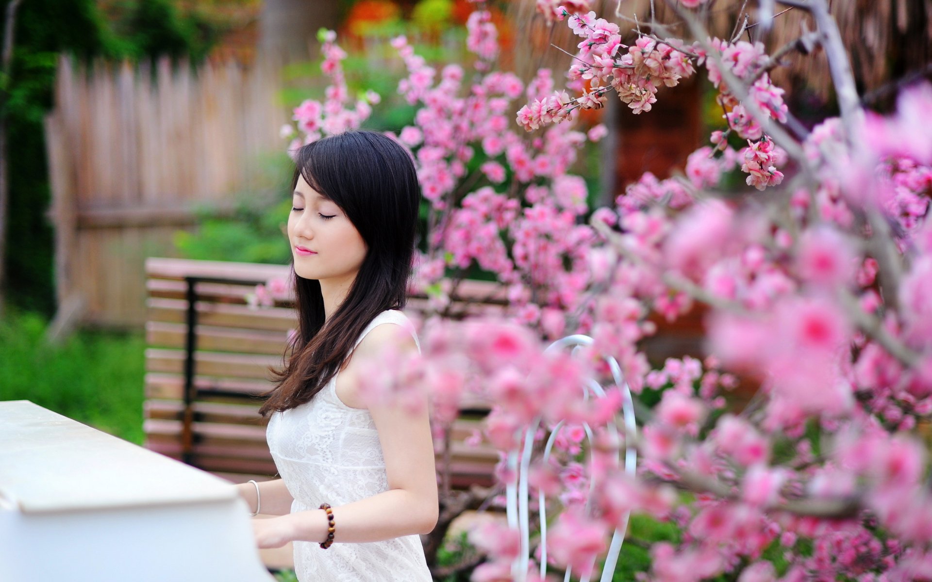 ragazza pianoforte giardino estate musica