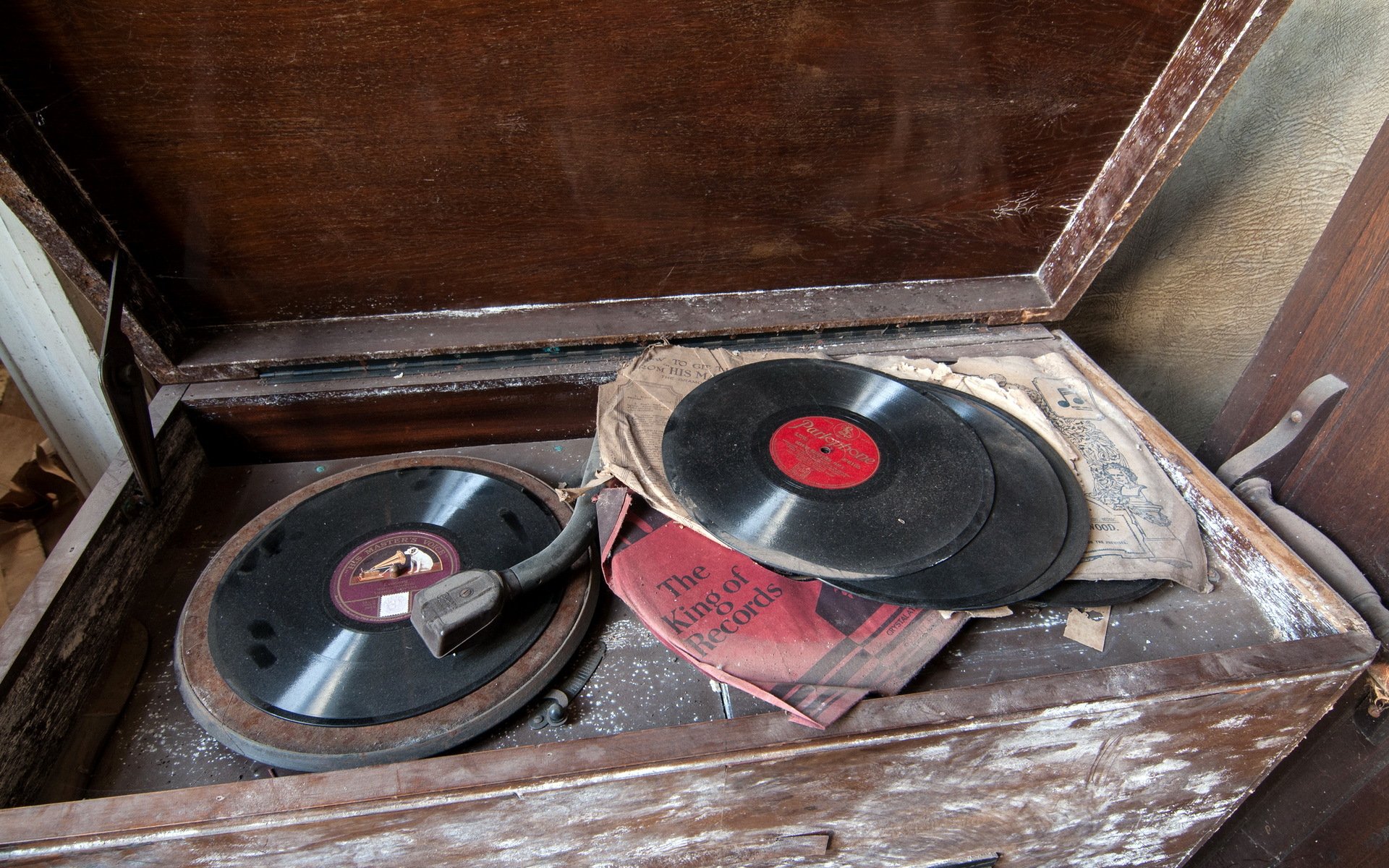 gramophone of the plate music