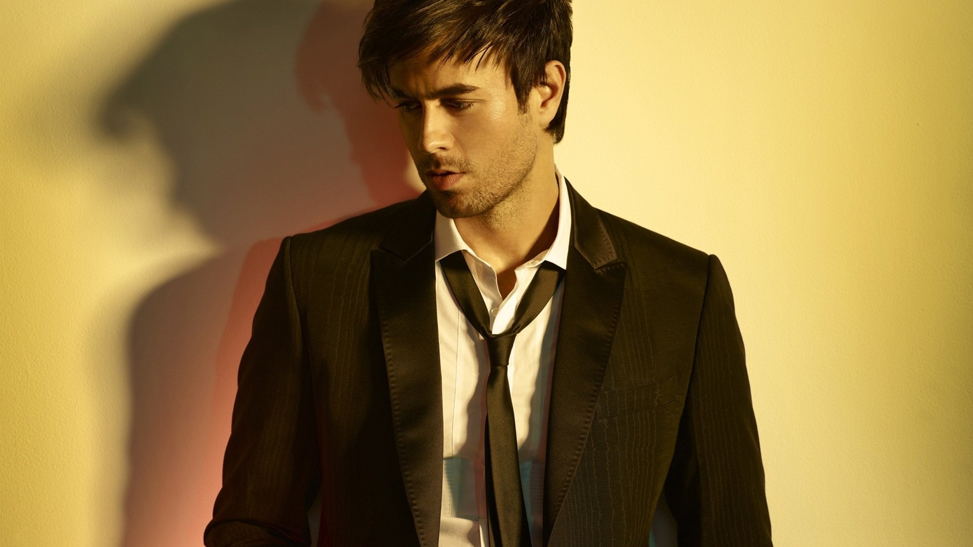 enrique iglesias miguel enrique iglesias enrique iglesias cantante performer attore sguardo barba lunga camicia cravatta pinjak