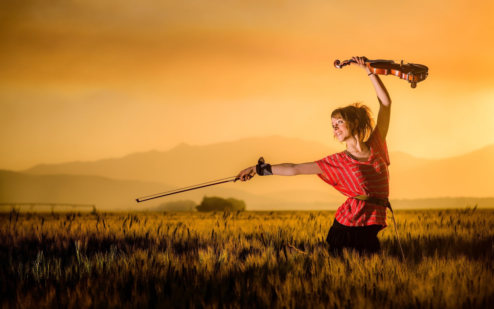 lindsey stirling violine sonnenuntergang berge feld