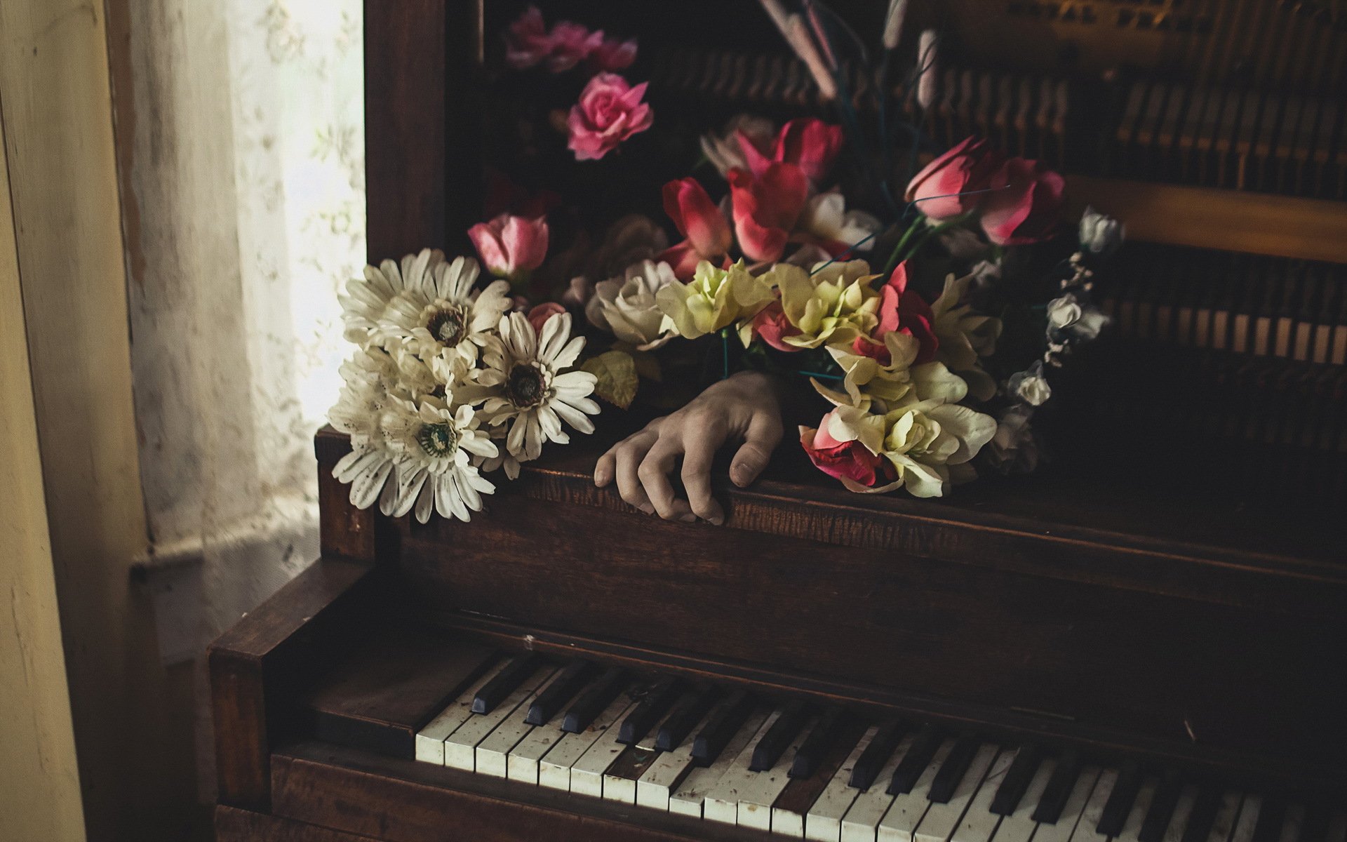 Песня flowers hendrik. Пианино с цветами. Композиции на пианино. Фортепиано. Пианино в цветах.