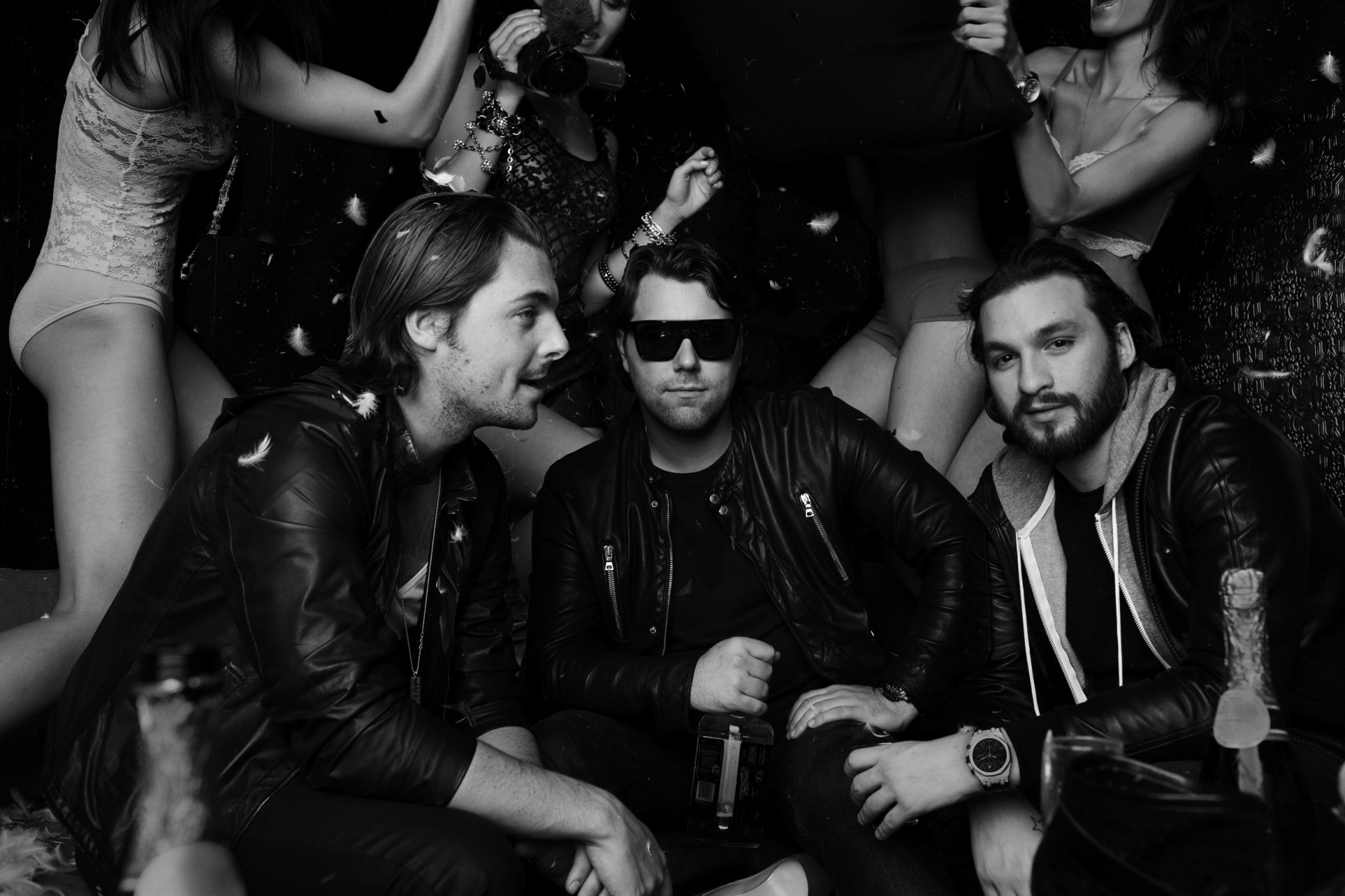 casa svedese mafia axwell steve angello sebastian ingrosso dj ragazze in bianco e nero