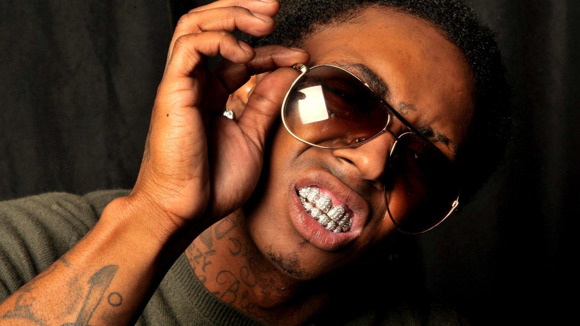 lil wayne singer american rapper rap rap man guy tattoo hand glasses teeth